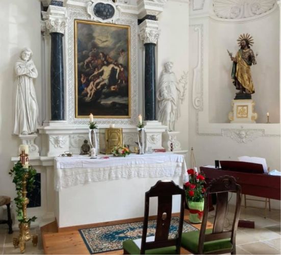 Das Innenleben der Schlosskapelle mit Altar und Heiligenfiguren